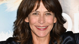 Sophie Marceau chic en robe en soie auprès d'André Dussollier pour Tout s'est bien passé