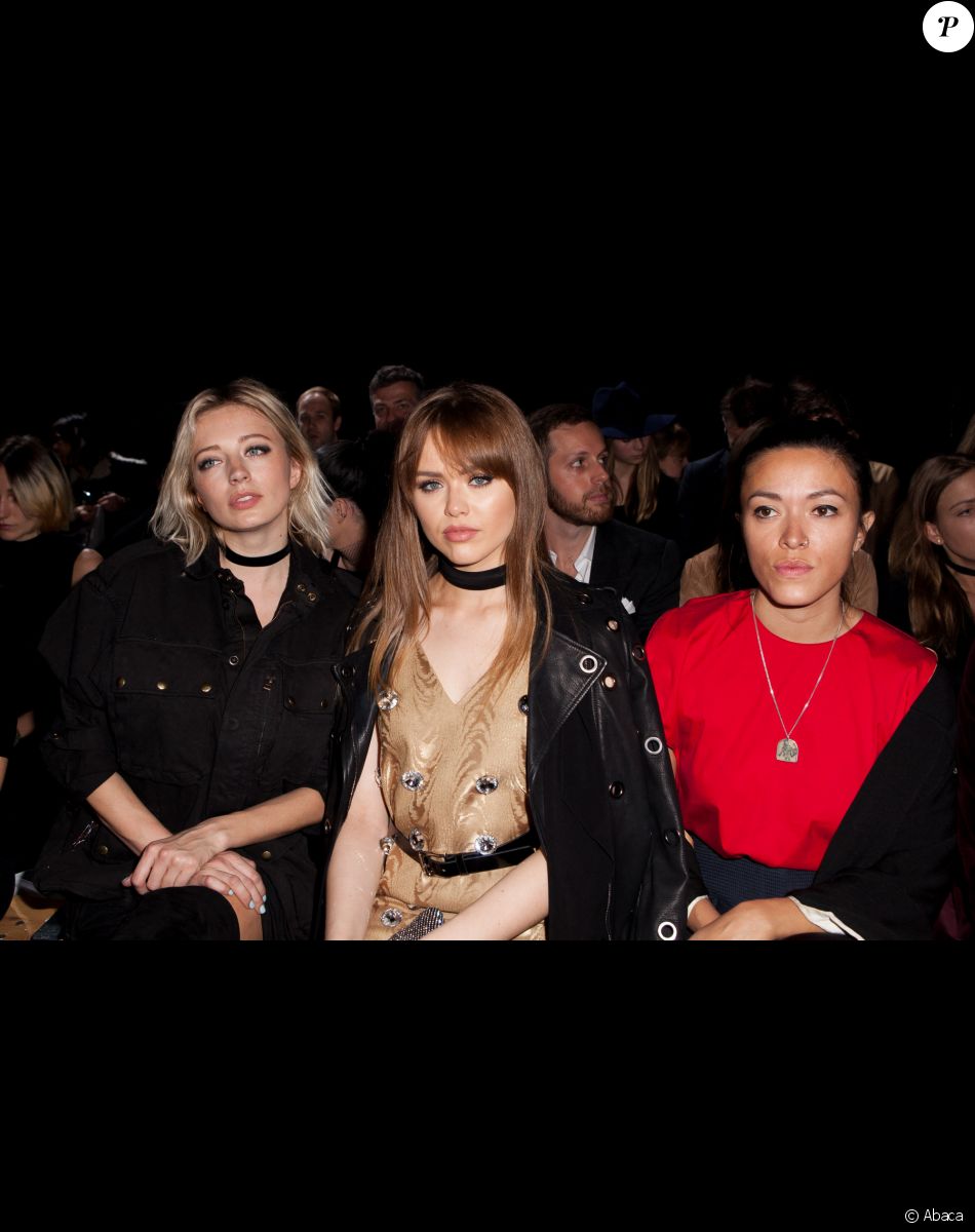 Caroline Vreeland, Kristina Bazan et Mai Lan Chapiron au défilé printemps-été 2016 de Viktor & Rolf Haute-Couture à Paris, le 27 janvier 2016.