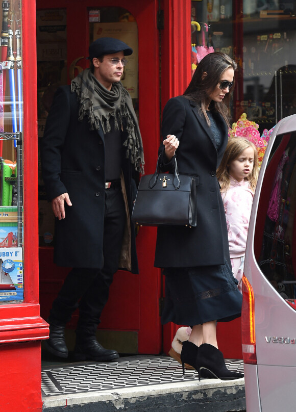 Brad Pitt, sa femme Angelina Jolie et leurs filles Vivienne et Zahara quittent un magasin de jouets à Londres le 12 mars 2016, quelques mois avant l'annonce de leur divorce.
