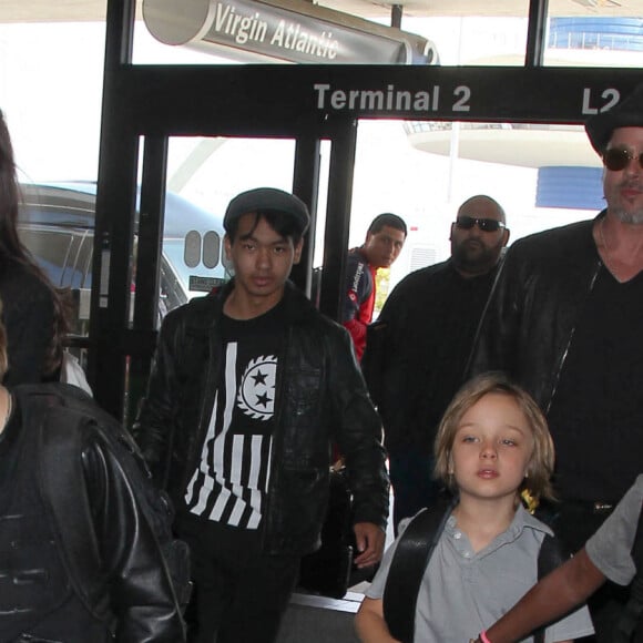 Brad Pitt, sa femme Angelina Jolie et leurs enfants Maddox, Pax, Zahara, Shiloh, Vivienne et Knox prennent l'avion à l'aéroport de Los Angeles pour venir passer quelques jours dans leur propriété de Miraval, le 6 juin 2015.