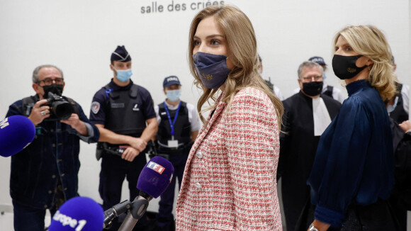April Benayoum (Miss Provence) au tribunal, soutenue par Sylvie Tellier pour "une journée éprouvante"