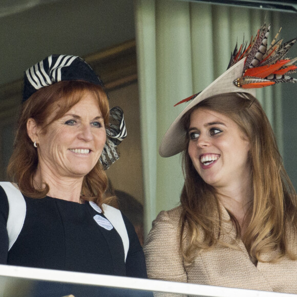 Sarah Ferguson et la princesse Beatrice d'York assistent aux courses du Royal Ascot 2017 à Londres le 23 juin 2017.