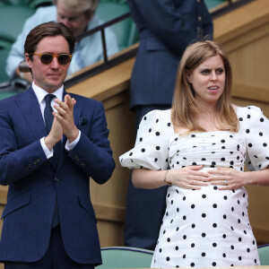 La princesse Beatrice d'York (enceinte) et son mari Edoardo Mapelli Mozzi au tournoi de Wimbledon au All England Lawn Tennis and Croquet Club à Londres.