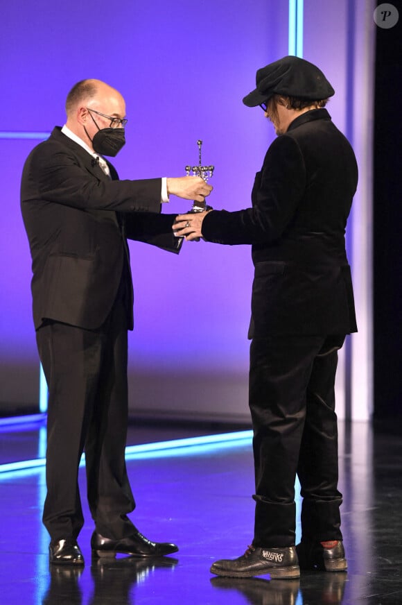 Johnny Depp reçoit un Donostia award sur la scène du 69ème festival international du film de San Sebastian (Saint Sebastien) le 22 septembre 2021 © Future-Image via ZUMA Press / Bestimage