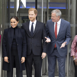 Le prince Harry et sa femme Meghan Markle visitent le One World Trade Center avec le maire de New York Bill de Blasio, à New York, le 23 septembre 2021.