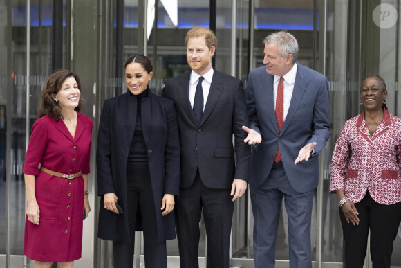 Le prince Harry et sa femme Meghan Markle visitent le One World Trade Center avec le maire de New York Bill de Blasio, à New York, le 23 septembre 2021.