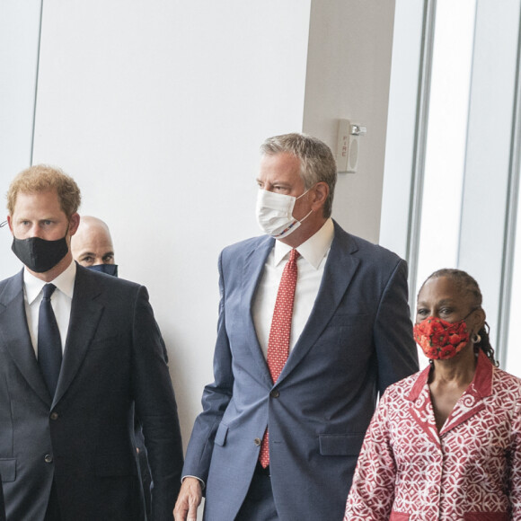 Le prince Harry, duc de Sussex, et Meghan Markle, duchesse de Sussex, accompagnés de la gouverneure Kathy Hochul, du maire Bill de Blasio, de sa femme Chirlane McCray et leur fils Dante, lors de leur visite à l'observatoire "One World" au 102ème étage de la Freedom Tower du World Trade Center à New York. Le 23 septembre 2021