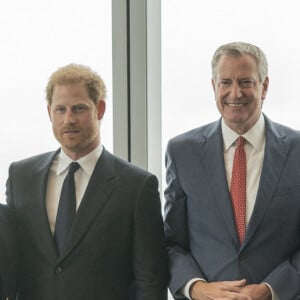 Le prince Harry, duc de Sussex, et Meghan Markle, duchesse de Sussex, accompagnés de la gouverneure Kathy Hochul, du maire Bill de Blasio, de sa femme Chirlane McCray et leur fils Dante, lors de leur visite à l'observatoire "One World" au 102ème étage de la Freedom Tower du World Trade Center à New York. Le 23 septembre 2021