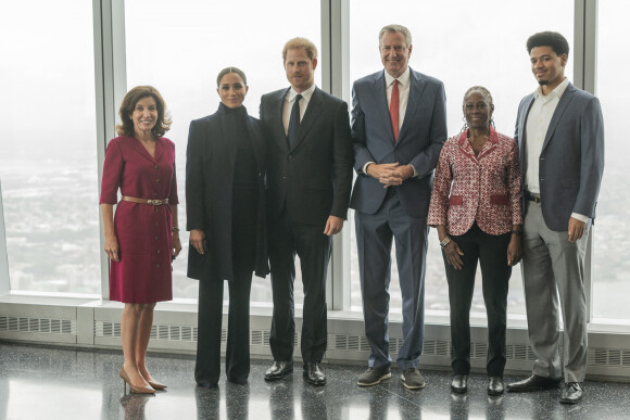 Le prince Harry, duc de Sussex, et Meghan Markle, duchesse de Sussex, accompagnés de la gouverneure Kathy Hochul, du maire Bill de Blasio, de sa femme Chirlane McCray et leur fils Dante, lors de leur visite à l'observatoire "One World" au 102ème étage de la Freedom Tower du World Trade Center à New York. Le 23 septembre 2021