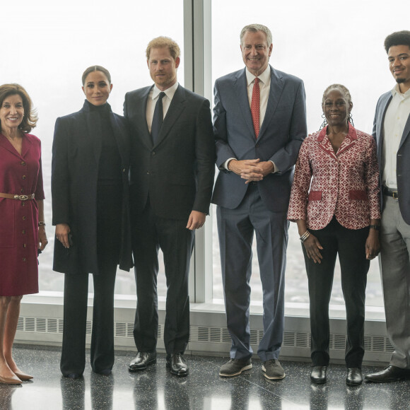 Le prince Harry, duc de Sussex, et Meghan Markle, duchesse de Sussex, accompagnés de la gouverneure Kathy Hochul, du maire Bill de Blasio, de sa femme Chirlane McCray et leur fils Dante, lors de leur visite à l'observatoire "One World" au 102ème étage de la Freedom Tower du World Trade Center à New York. Le 23 septembre 2021