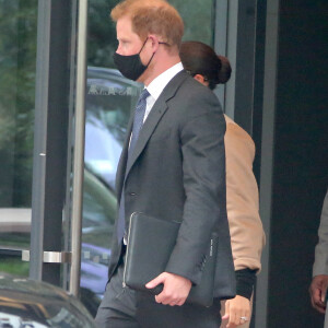 Le prince Harry (avec une pochette d'ordinateur personnalisée au nom de son fils Archie) et Meghan Markle quittent le 50 United Nations Plaza à New York le 23 septembre 2021.