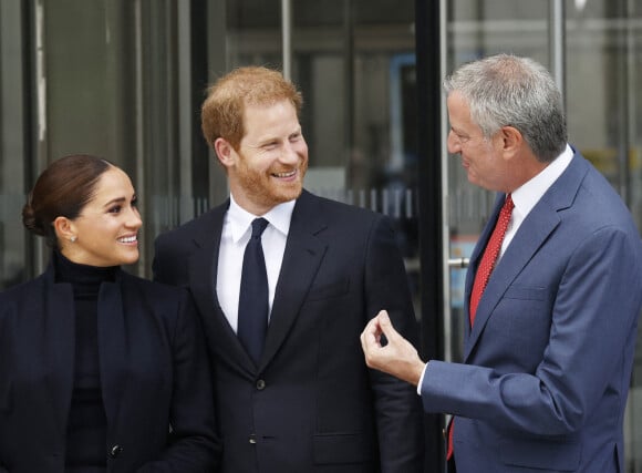 Le maire de New York Bill de Blasio avec le prince Harry, duc de Sussex, et sa femme Meghan Markle au One World Trade Center à New York City, New York, le 23 septembre 2021.