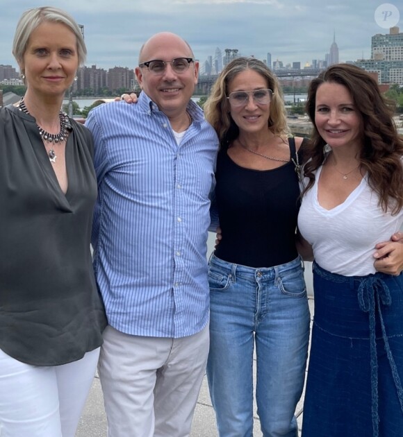Cynthia Nixon, Willie Garson, Sarah Jessica Parker et Kristin Davis sur le tournage du troisième film "Sex and The City" à New York, sur Instagram en juin 2021.