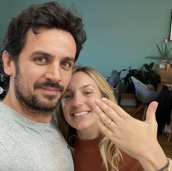 Clémentine Sarlat et son compagnon Clément Marienval annoncent leurs fiançailles sur Instagram.