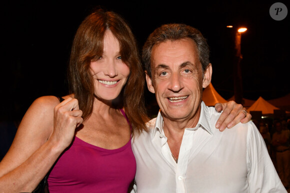 Exclusif - Carla Bruni-Sarkozy pose avec son mari Nicolas Sarkozy après son concert lors du 58ème festival "Jazz à Juan" à Juan-les-Pins. Le 17 juillet 2018. © Bruno Bebert/Bestimage