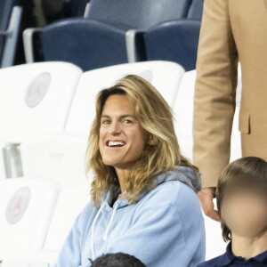 Amélie Mauresmo et son fils - People assistent à la victoire du PSG (2) face à Manchester City (0) lors de la deuxième journée de la Ligue des champions au Parc des Princes à Paris le 28 septembre 2021. © Cyril Moreau/Bestimage