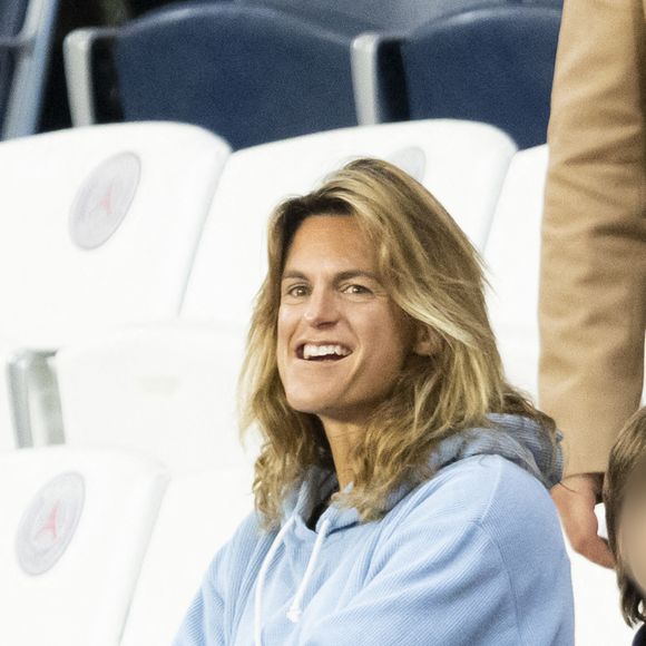 Amélie Mauresmo et son fils - People assistent à la victoire du PSG (2) face à Manchester City (0) lors de la deuxième journée de la Ligue des champions au Parc des Princes à Paris le 28 septembre 2021. © Cyril Moreau/Bestimage