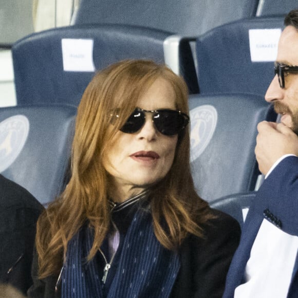 Isabelle Huppert et son fils Lorenzo - People assistent à la victoire du PSG (2) face à Manchester City (0) lors de la deuxième journée de la Ligue des champions au Parc des Princes à Paris le 28 septembre 2021. © Cyril Moreau/Bestimage