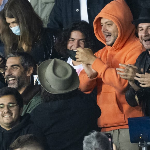 Ary Abittan, Kev Adams, Michaël Youn - People assistent à la victoire du PSG (2) face à Manchester City (0) lors de la deuxième journée de la Ligue des champions au Parc des Princes à Paris le 28 septembre 2021. © Cyril Moreau/Bestimage