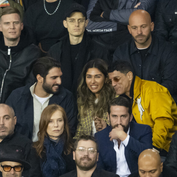 Saïd Taghmaoui, Isabelle Huppert et son fils Lorenzo, Alec Monopoly - People assistent à la victoire du PSG (2) face à Manchester City (0) lors de la deuxième journée de la Ligue des champions au Parc des Princes à Paris le 28 septembre 2021. © Cyril Moreau/Bestimage