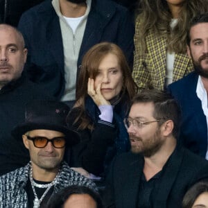 Isabelle Huppert et son fils Lorenzo, Alec Monopoly - People assistent à la victoire du PSG (2) face à Manchester City (0) lors de la deuxième journée de la Ligue des champions au Parc des Princes à Paris le 28 septembre 2021. © Cyril Moreau/Bestimage