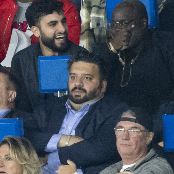 Sabrina Ouazani, Issa Doumbia, Alain Marschall, Olivier Truchot, Manuel Valls et sa femme Susana Gallardo - People assistent à la victoire du PSG (2) face à Manchester City (0) lors de la deuxième journée de la Ligue des champions au Parc des Princes à Paris le 28 septembre 2021. © Cyril Moreau/Bestimage