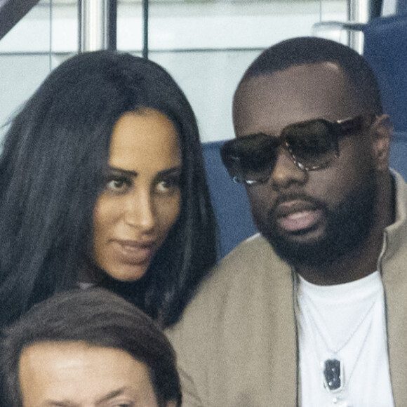 Maitre Gims et sa femme Demdem - People assistent à la victoire du PSG face à Manchester City lors de la deuxième journée de la Ligue des champions au Parc des Princes à Paris. © Cyril Moreau/Bestimage