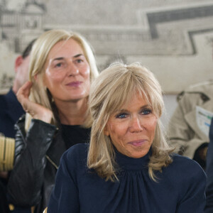 Brigitte Macron - Défilé de "Victoire, on défile !" du styliste Fabio Porliod à l'Hôtel des Invalides à Paris. Le 29 septembre 2021. © Nathan Lainé/Bestimage