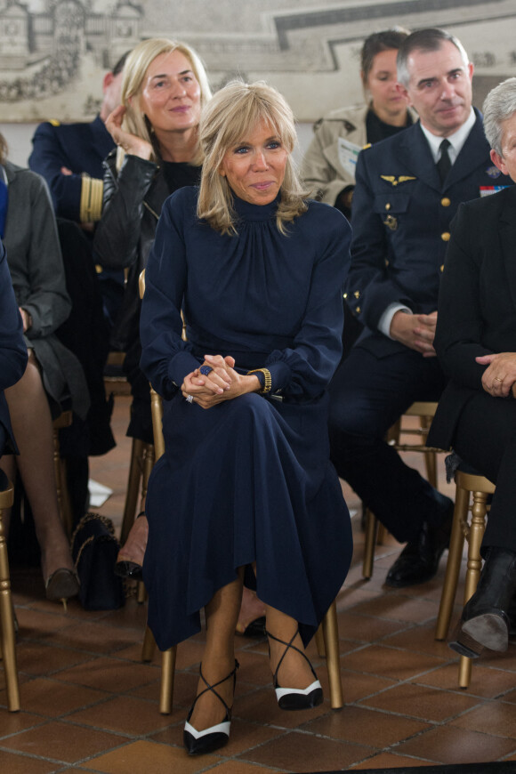 Brigitte Macron - Défilé de "Victoire, on défile !" du styliste Fabio Porliod à l'Hôtel des Invalides à Paris. Le 29 septembre 2021. © Nathan Lainé/Bestimage