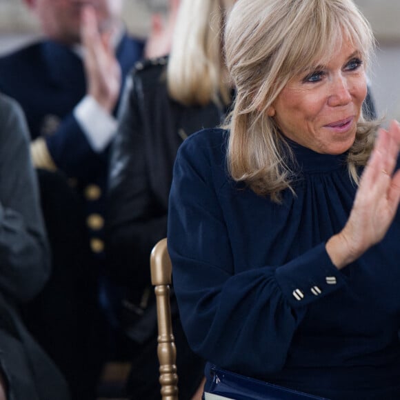 Brigitte Macron - Défilé de "Victoire, on défile !" du styliste Fabio Porliod à l'Hôtel des Invalides à Paris. Le 29 septembre 2021. © Nathan Lainé/Bestimage