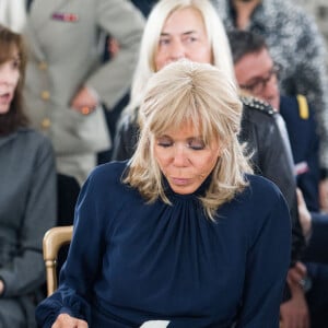 Brigitte Macron - Défilé de "Victoire, on défile !" du styliste Fabio Porliod à l'Hôtel des Invalides à Paris. Le 29 septembre 2021. © Nathan Lainé/Bestimage