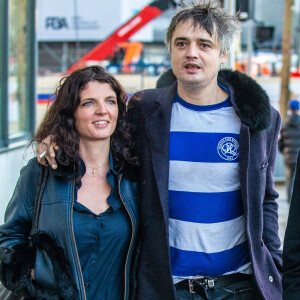 Pete Doherty à la sortie du tribunal de Paris avec sa compagne Katia de Vidas et son avocat Arash Derambarsh, Paris, le 12 novembre 2019.