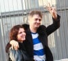 Pete Doherty à la sortie du tribunal de Paris avec sa compagne Katia de Vidas.