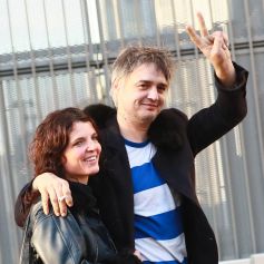 Pete Doherty à la sortie du tribunal de Paris avec sa compagne Katia de Vidas.
