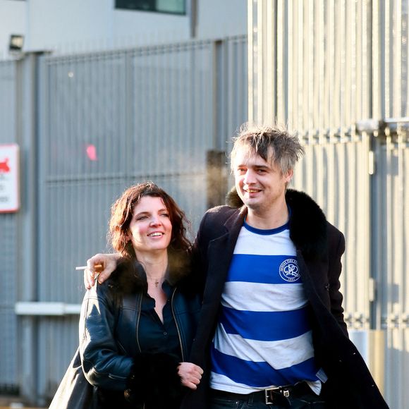 Pete Doherty à la sortie du tribunal de Paris avec sa compagne Katia de Vidas et son avocat Arash Derambarsh, Paris, le 12 novembre 2019.