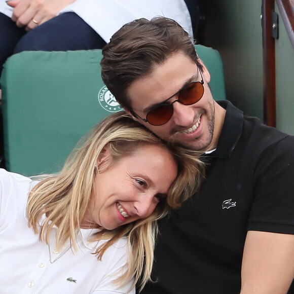 Audrey Lamy et son compagnon Thomas Sabatier dans les tribunes des internationaux de Roland Garros - jour 5 - à Paris, France, le 31 mai 2018. © Cyril Moreau - Dominique Jacovides/Bestimage  Celebs attending the Roland Garros French Open, in Paris, France, on May 31, 2018 
