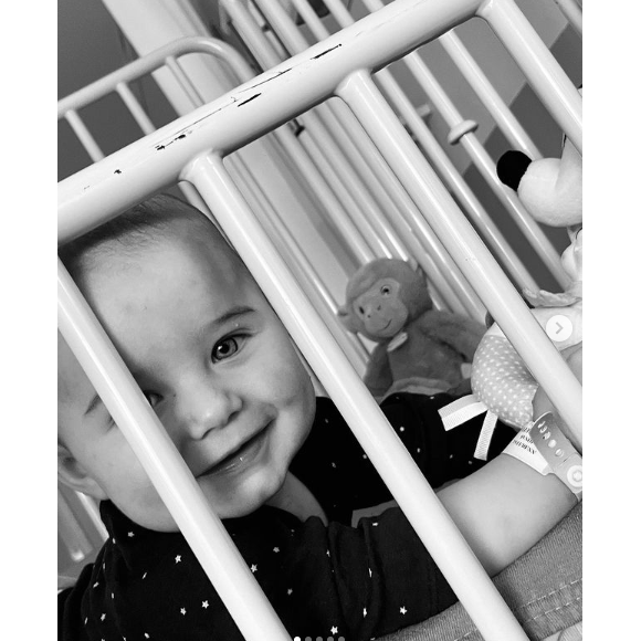 Jérémy Duffau, frère d'Ingrid Chauvin et sa femme Margot Blue ont dévoilé que le leur fils Jonas (bientôt 5 mois) a été opéré suite à une malformation pulmonaire. Le risque était que cela nécrose ou développe un cancer.