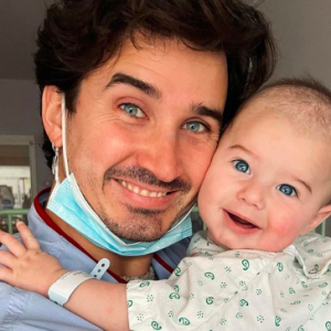 Jérémy Duffau, frère d'Ingrid Chauvin et sa femme Margot Blue ont dévoilé que le leur fils Jonas (bientôt 5 mois) a été opéré suite à une malformation pulmonaire. Le risque était que cela nécrose ou développe un cancer.