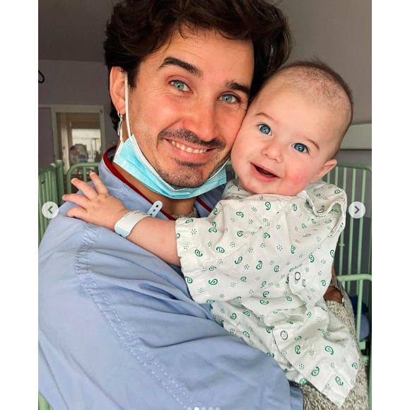 Jérémy Duffau, frère d'Ingrid Chauvin et sa femme Margot Blue ont dévoilé que le leur fils Jonas (bientôt 5 mois) a été opéré suite à une malformation pulmonaire. Le risque était que cela nécrose ou développe un cancer.