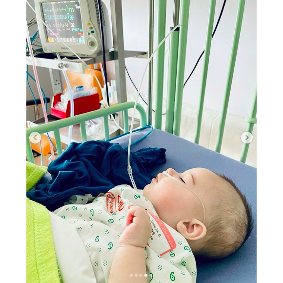 Jérémy Duffau, frère d'Ingrid Chauvin et sa femme Margot Blue ont dévoilé que le leur fils Jonas (bientôt 5 mois) a été opéré suite à une malformation pulmonaire. Le risque était que cela nécrose ou développe un cancer.