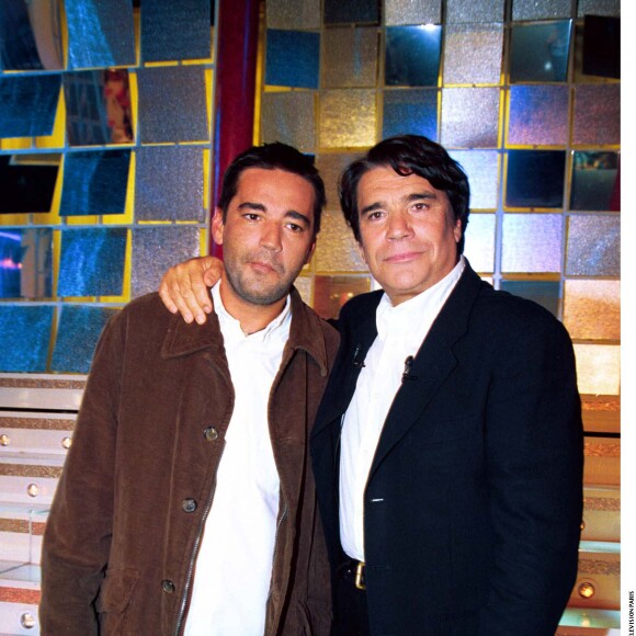 Bernard Tapie et son fils Stéphane sur le plateau de "Vivement dimanche" en 1999.