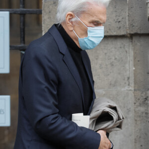 Exclusif - Bernard Tapie, très affaibli a tenu à assister aux obsèques - Sorties des obsèques du chef Gérard Idoux (restaurateur à la tête du Récamier) en l'église de Saint-Germain-des-Prés à Paris, le 08 octobre 2020. © Christophe Clovis / Bestimage