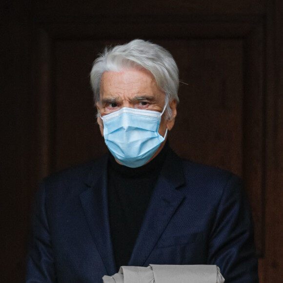Exclusif - Bernard Tapie, très affaibli a tenu à assister aux obsèques - Sorties des obsèques du chef Gérard Idoux (restaurateur à la tête du Récamier) en l'église de Saint-Germain-des-Prés à Paris, le 08 octobre 2020. © Christophe Clovis / Bestimage