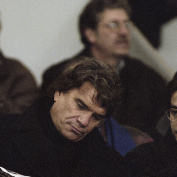 En France, à Paris, dans les tribunes du Parc des Princes, Bernard Tapie et son fils Stéphane en février 1996.