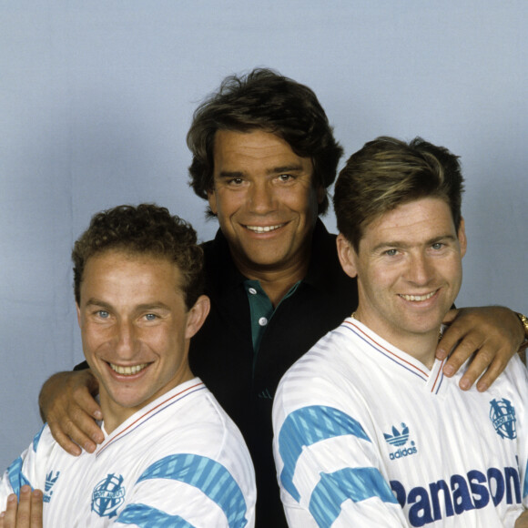 En France, à Paris, Bernard Tapie entouré de Chris Waddle et Jean-Pierre Papin en mai 1991.