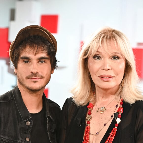 Gauvain Sers et Amanda Lear - Enregistrement de l'émission "Vivement Dimanche" présentée par M.Drucker et diffusée le 19 septembre sur France 2. Le 11 septembre 2021 © Guillaume Gaffiot / Bestimage 