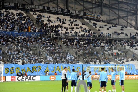 Les supporters de l'Olympique de Marseille (OM) ont déployé des banderoles de soutien à Bernard Tapie atteint d'un cancer lors du match OM-Toulouse, le 24 septembre 2017.