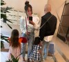 Amel Bent avec ses filles et un homme (sans doute son mari), Instagram, le 24 mai 2020.