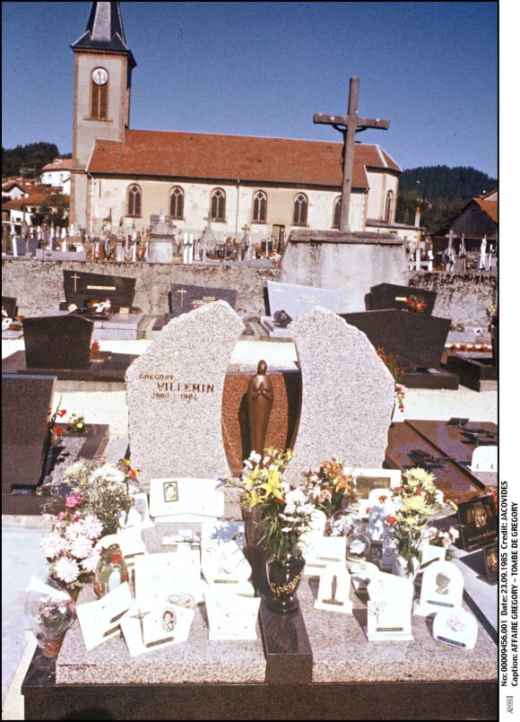 Tombe de Grégory Villemin au cimetière de Lépanges-sur-Vologne, dans les Vosges. 