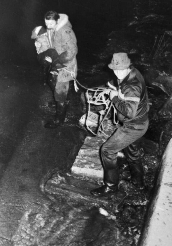Récupération du corps de Grégory Villemin dans la Vologne près de Lépanges-sur-Vologne - Membres de la famille Villemin lors de l'enquête sur l'affaire Grégory en 1984
